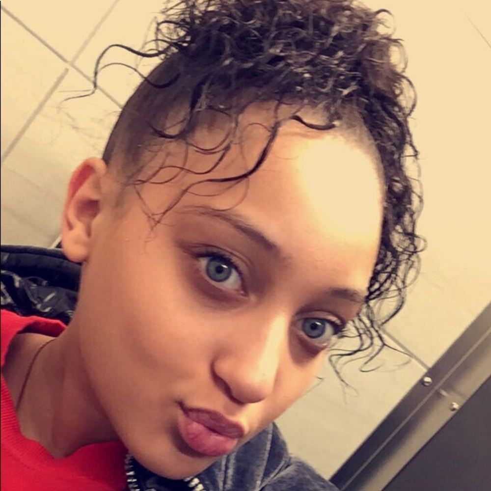Meet your Posher, Alexis